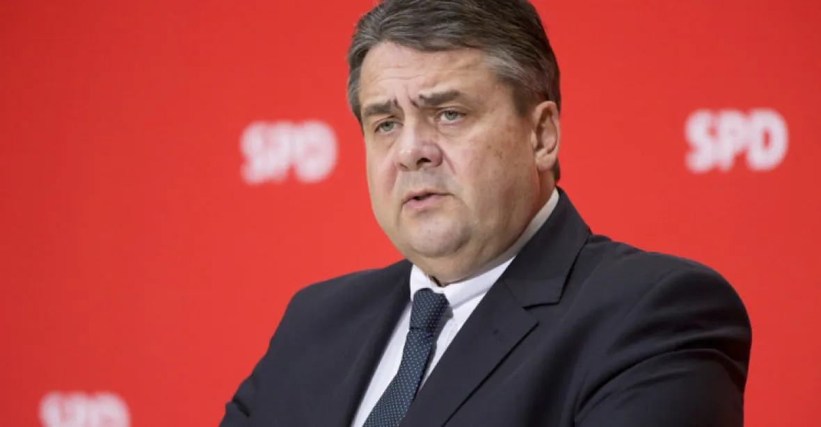 Šéf německé SPD ukázal prostředníček neonacistům
