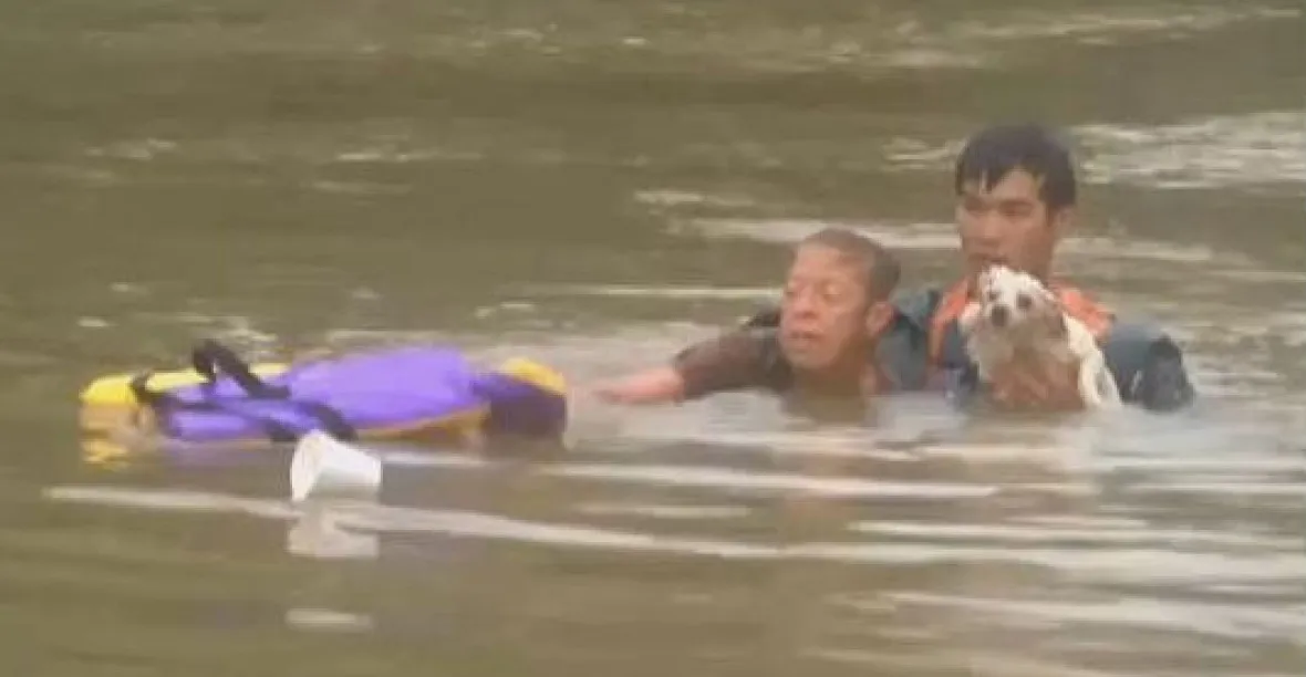 Záplavy v Louisianě už mají 13 obětí, voda zaplavila 40 000 domů