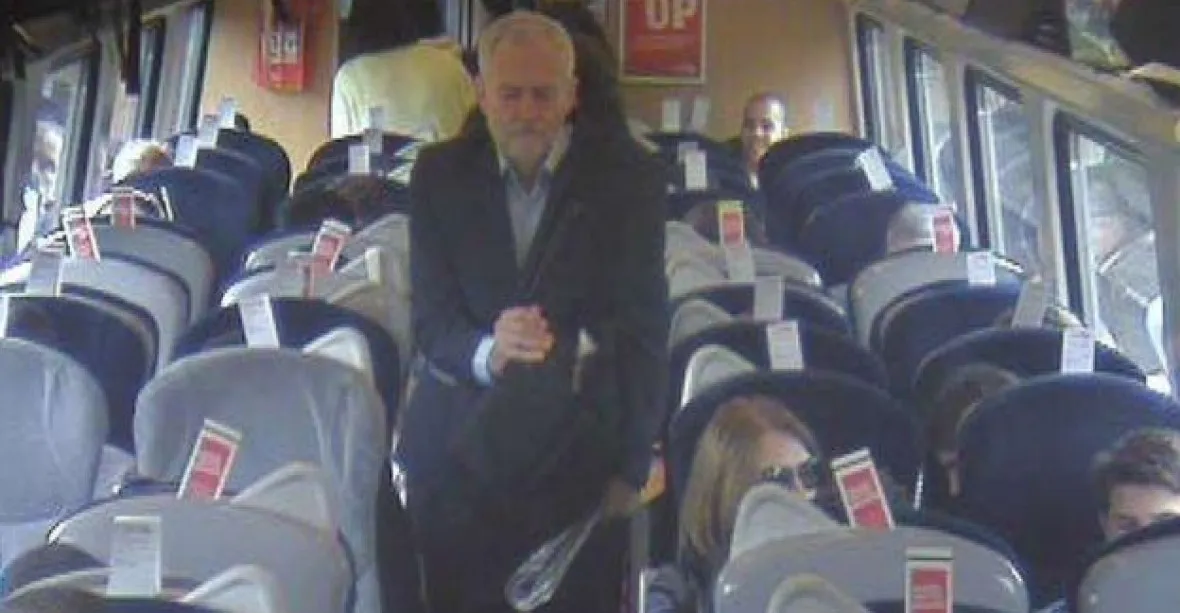 Corbyn prý musel ve vlaku sedět na podlaze. Dopravce ho usvědčil ze lži