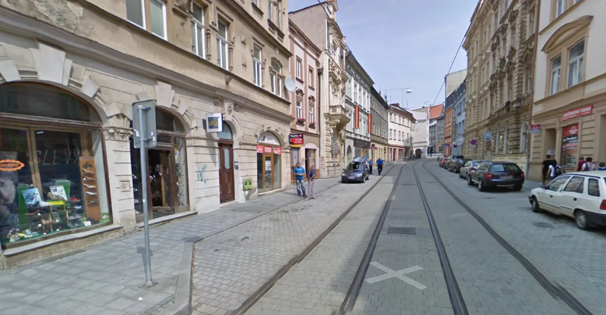 V centru Olomouce se ztřítila část střechy na chodník, tři zranění