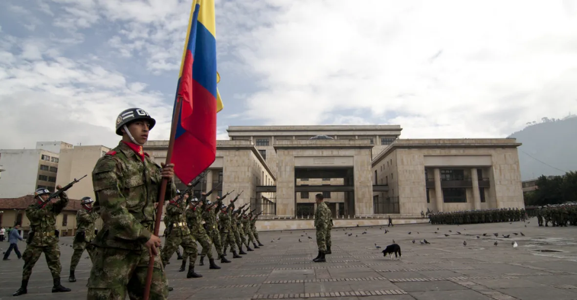 Půl století dlouhá válka by měla skončit. Kolumbijská vláda se dohodla s povstalci