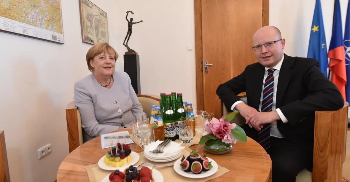 Sobotka a Merkelová se shodli na ochraně Schengenu