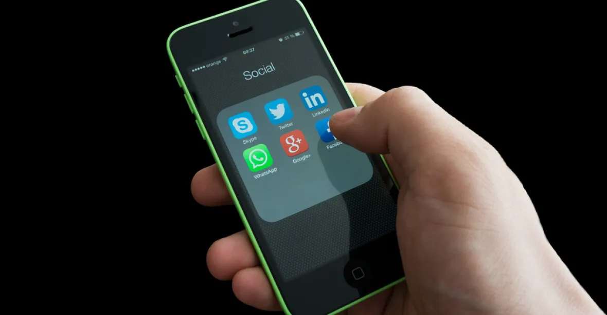 WhatsApp bude poskytovat Facebooku i telefonní čísla uživatelů