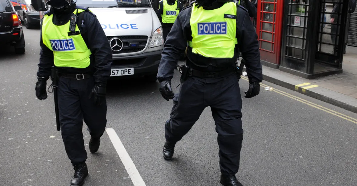 V Anglii zatčeno 5 mužů kvůli terorismu, na místě jsou pyrotechnici