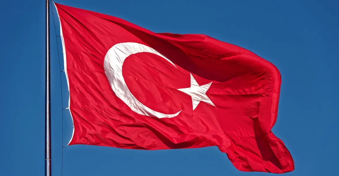 Čistky v Turecku pokračují. Turecký soud nařídil zatknout i diplomaty