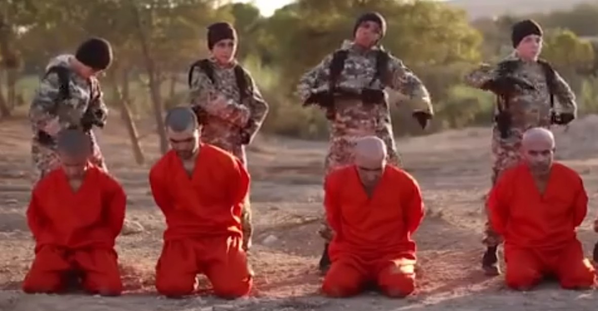 Kruté video islamistů. Chlapci na něm zabíjejí vězně