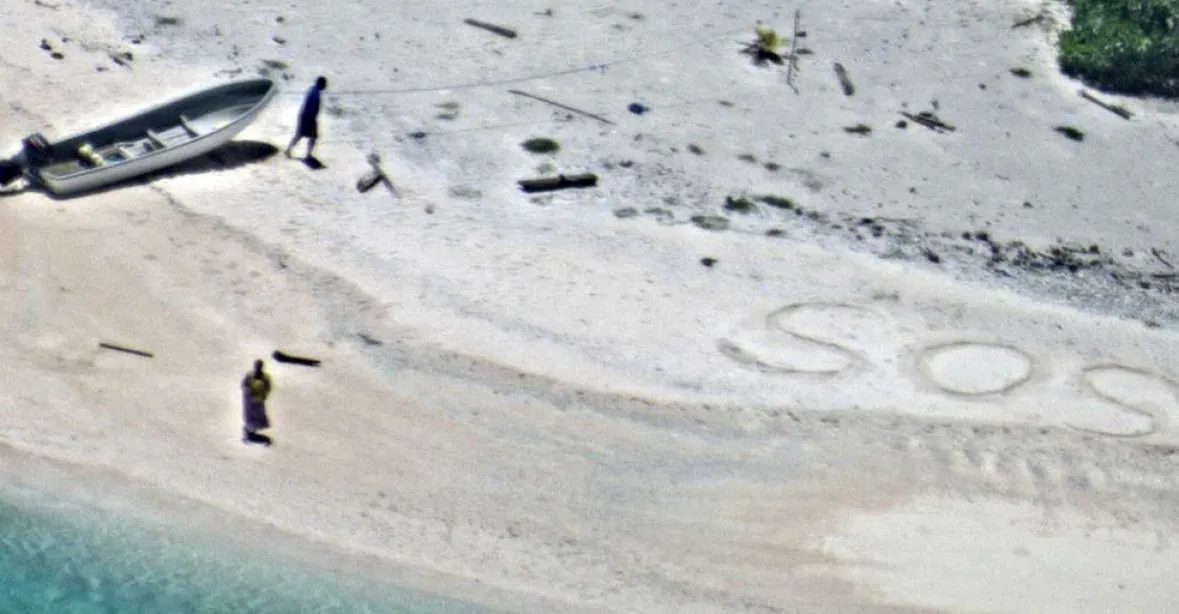 Jako z filmu: SOS v písku vysvobodilo trosečníky z neobydleného ostrova