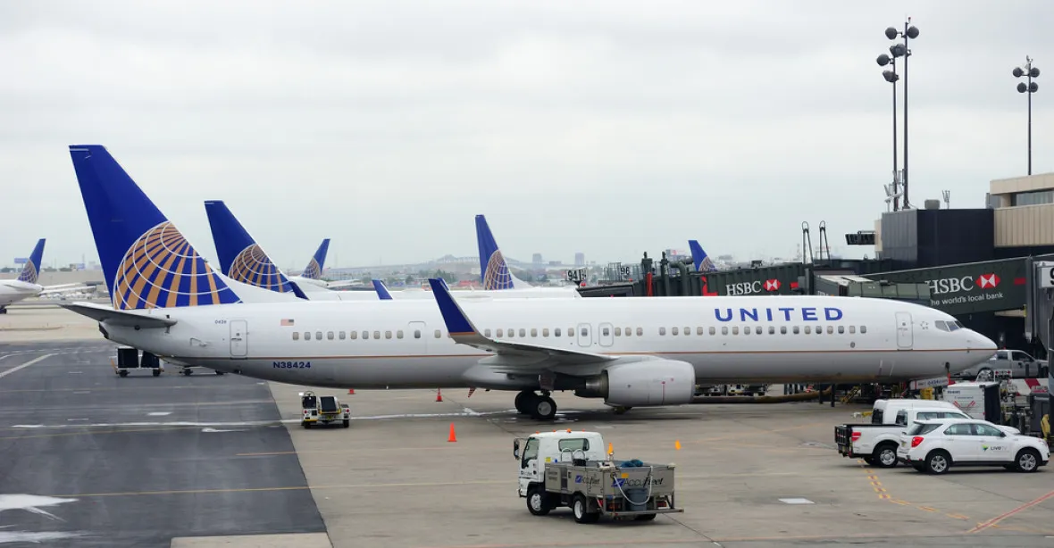 Piloti United Airlines byli před letem zatčeni, zřejmě byli opilí