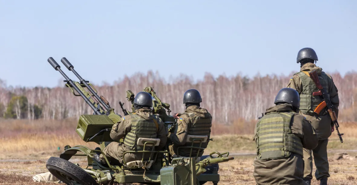 Na východě Ukrajiny se dál střílí, armáda hlásí další dva mrtvé