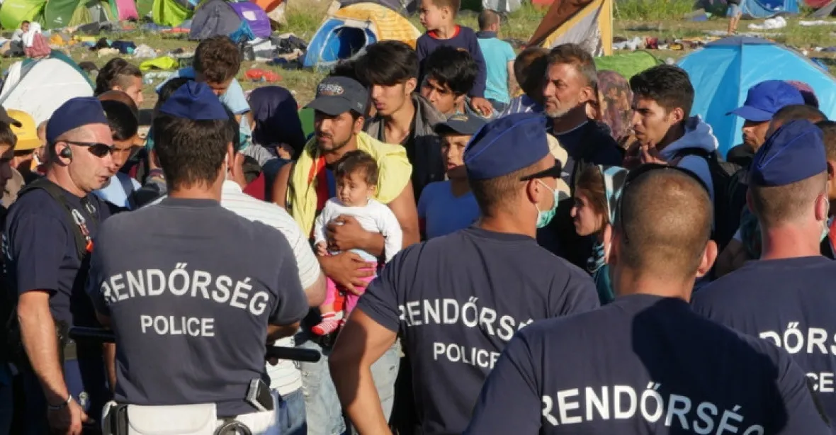 Maďarsko verbuje dobrovolné strážce hranic. Budou mít pistole s ‚ostrými‘