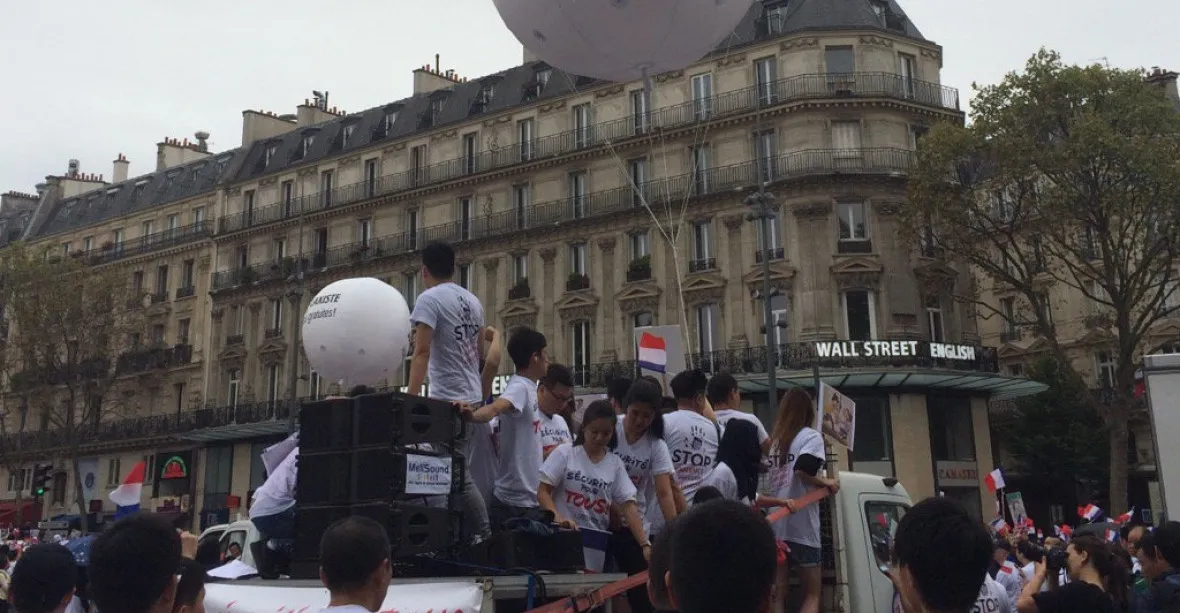 Číňanům v Paříži došla trpělivost, mají už dost loupežných přepadení