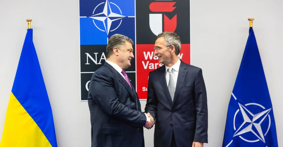 Chceme do NATO, sehnat pomoc je teď stále těžší, říká Porošenko