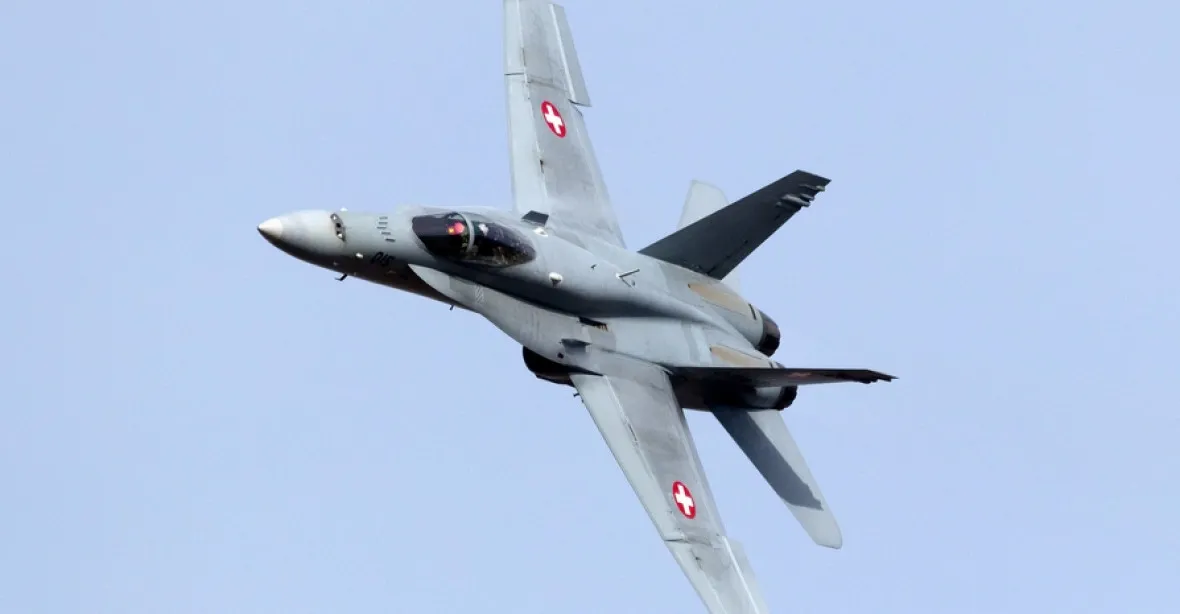 Švýcaři použili české vládní letadlo jako cvičný cíl