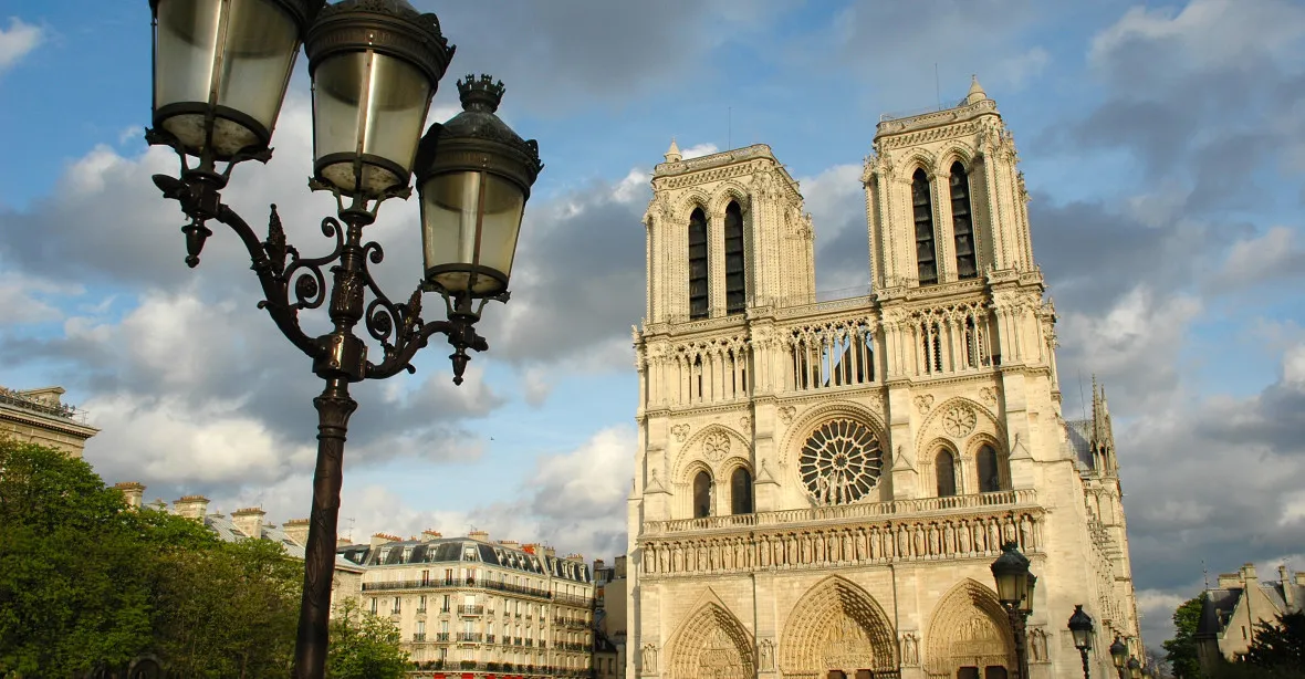 Muž s radikalizovanou dcerou zaparkoval auto s plynovými lahvemi u Notre-Dame