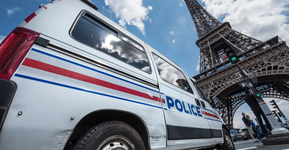 Tři zfanatizované ženy chystaly v Paříži útok, jedna zranila policistu