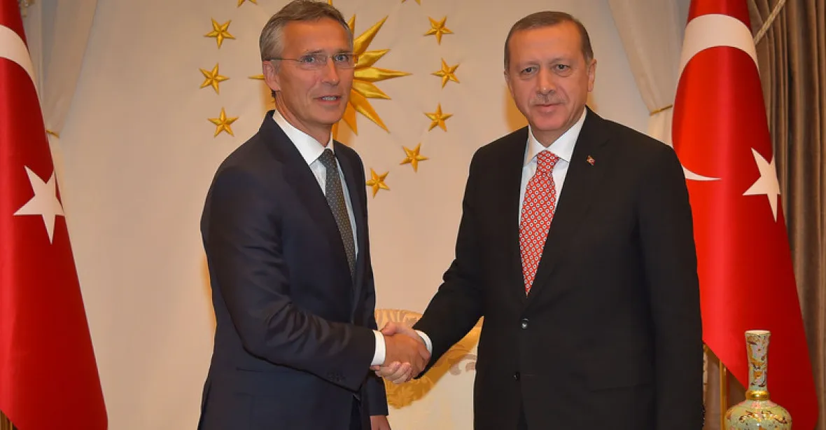 Stoltenberg z NATO chválil Erdogana za postup proti IS