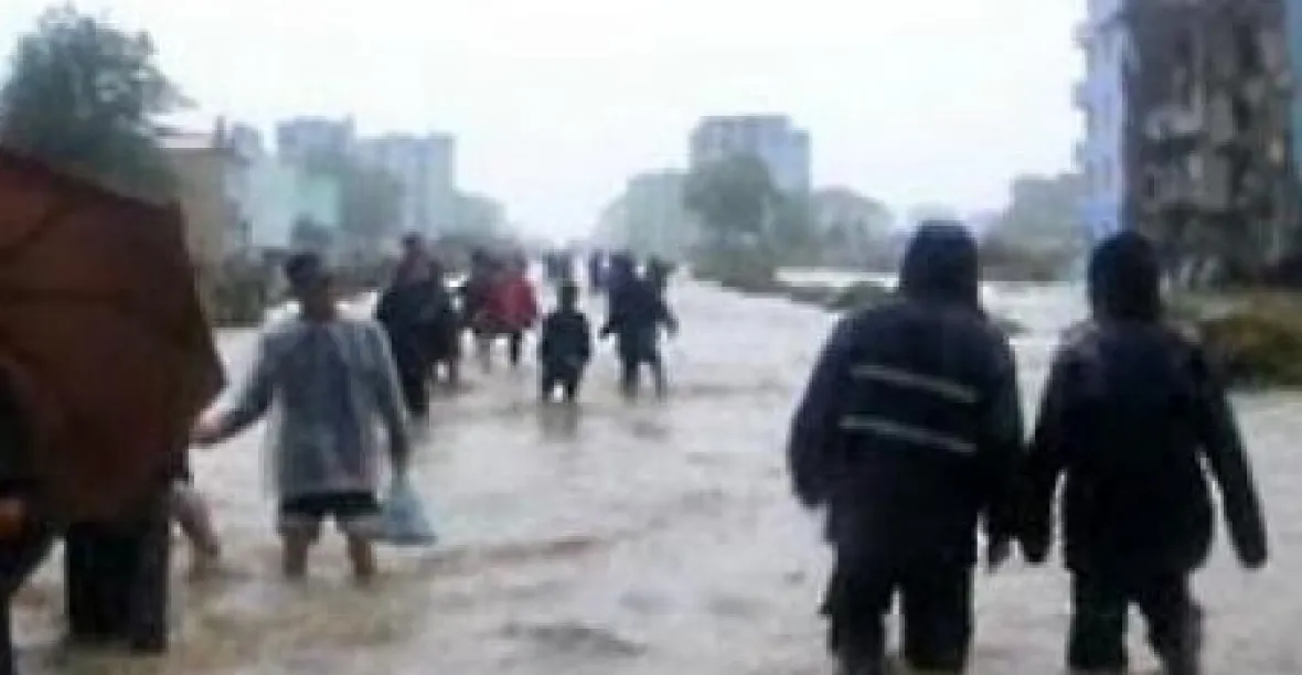 Rozsáhlé záplavy v KLDR zabily 133 lidí, další stovky se pohřešují
