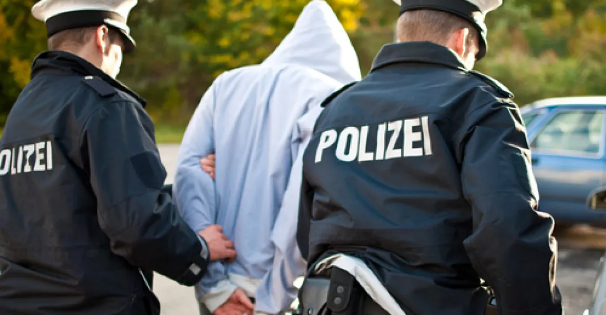 Němci zatkli tři azylanty podezřelé z napojení na IS a pařížské útoky