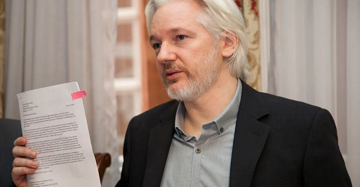 Assange je stále podezřelý ze znásilnění, potvrdil švédský soud