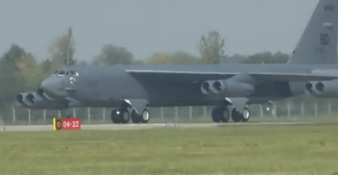 ‚Neviditelný‘ B-1 i osvobození letadla. Dny NATO přilákaly desetitisíce lidí