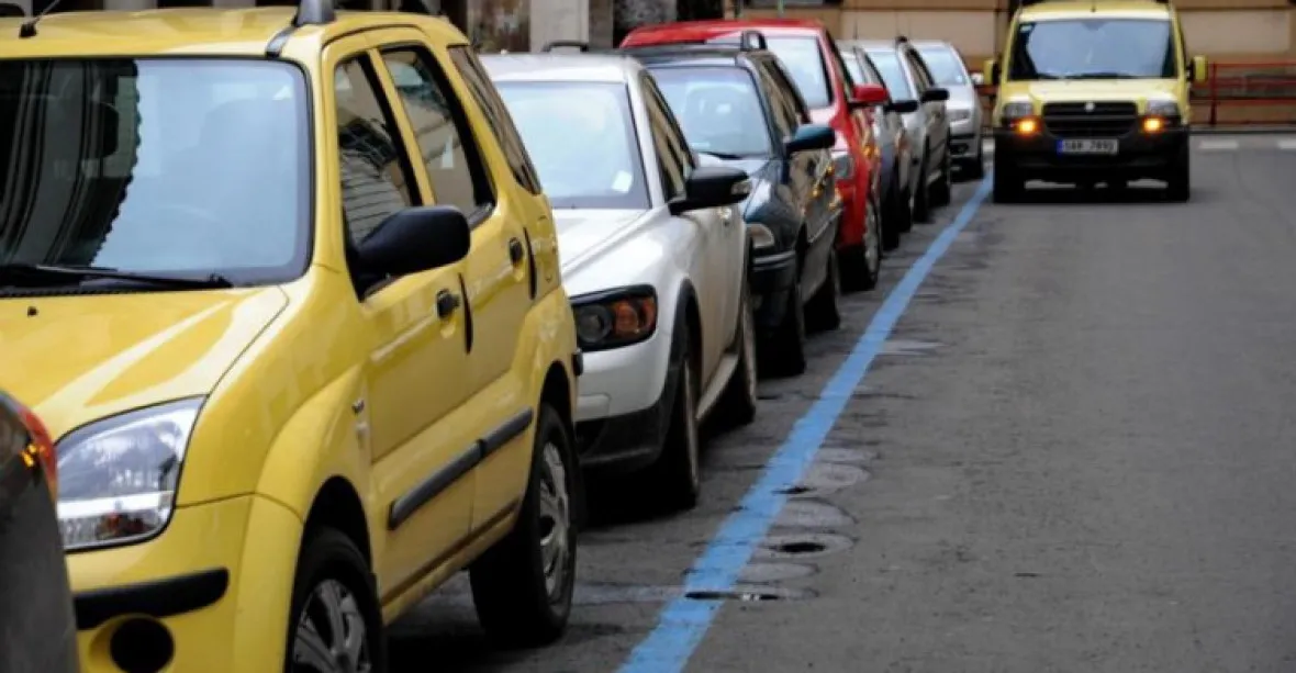 Kraj vzkazuje Praze: Bez záchytných parkovišť stopněte parkovací zóny