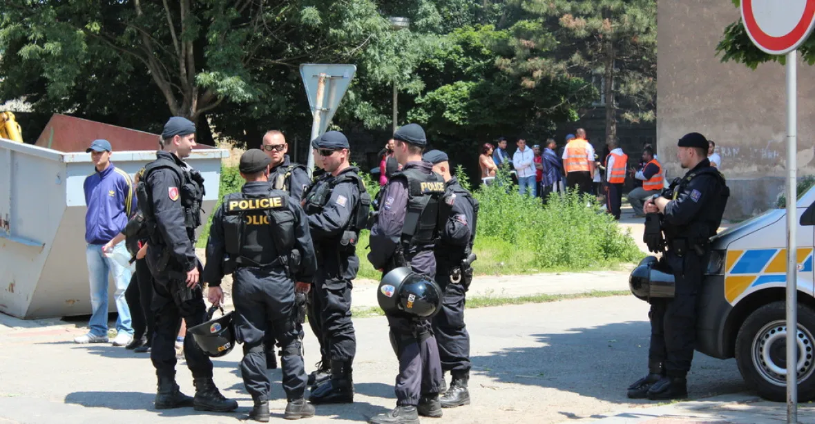 Policie zasahovala na úřadě v Hradci Králové. Kvůli nemocnici v Náchodě