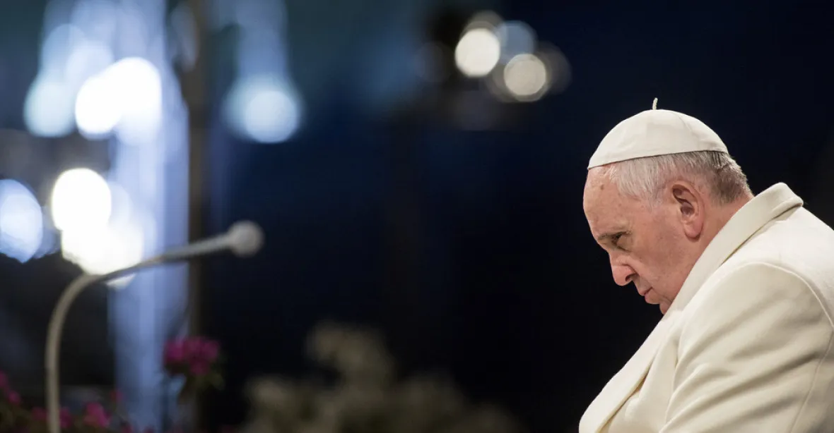 Papež: Pomlouvačná novinařina založená na fámách je formou terorismu