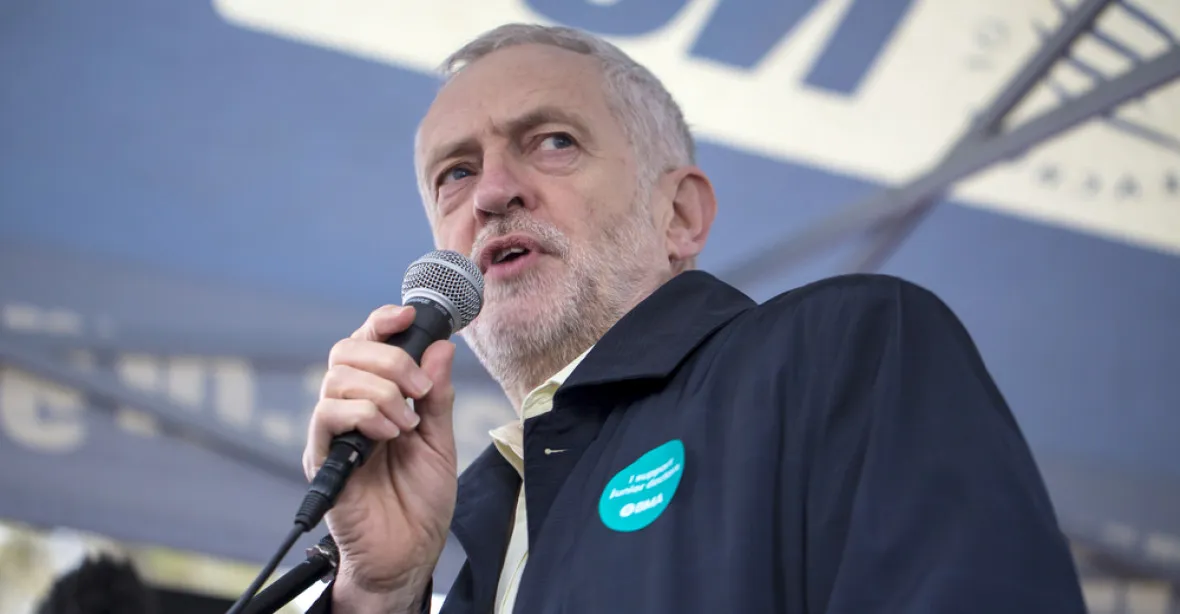 Corbyn zůstává šéfem labouristů. Smith už přiznal porážku
