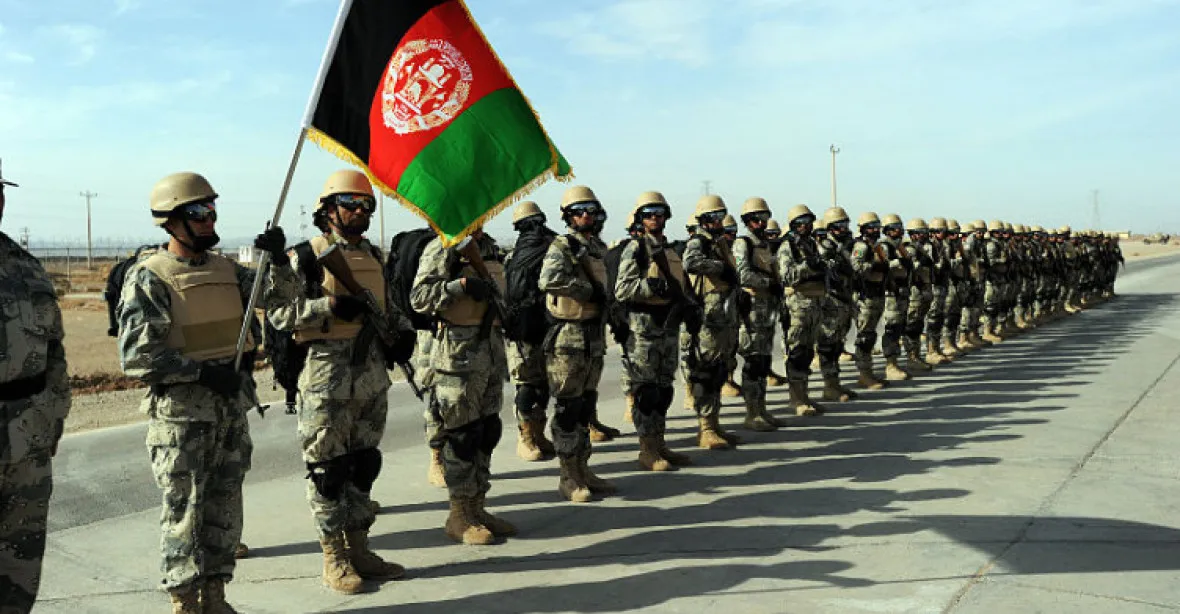 Dvanáct afghánských vojáků zabili ve spánku dva jejich kolegové