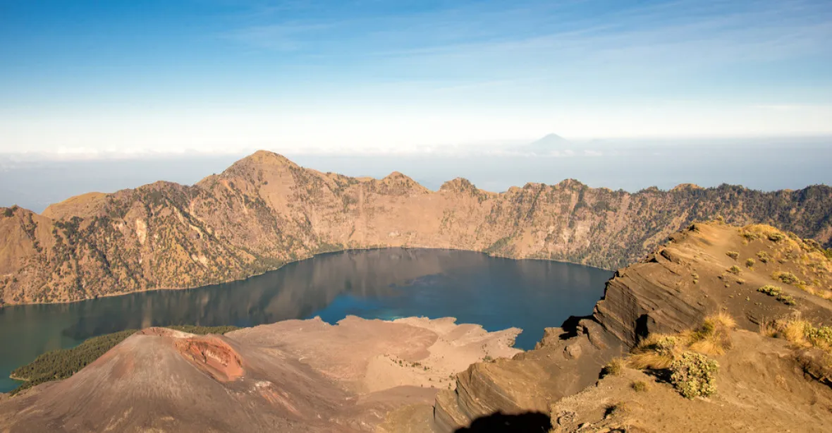 Indonéské úřady po erupci sopky pátrají po stovkách turistů