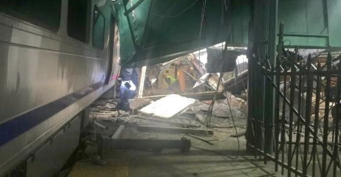 100 zraněných a tři mrtví. Vlak vjel na nástupiště v New Jersey