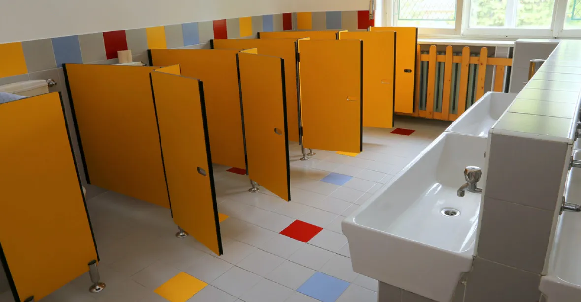 Katolická škola vyčlenila oddělenou toaletu pro děti uprchlíků