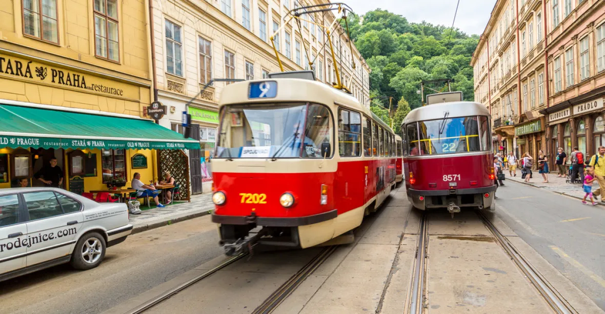 V Praze druhý den kolabuje doprava, tramvaje mají desítky minut zpoždění