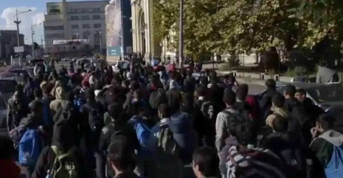 Stovky uprchlíků se bouří a vydaly se na pochod k maďarské hranici