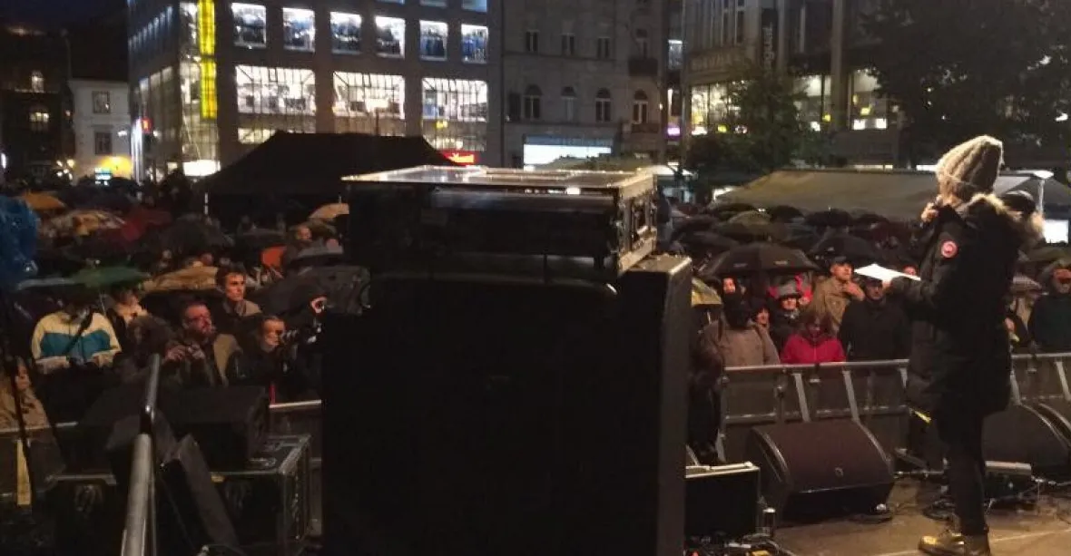 Stovky lidí si v centru Prahy připomněly Havlovy narozeniny