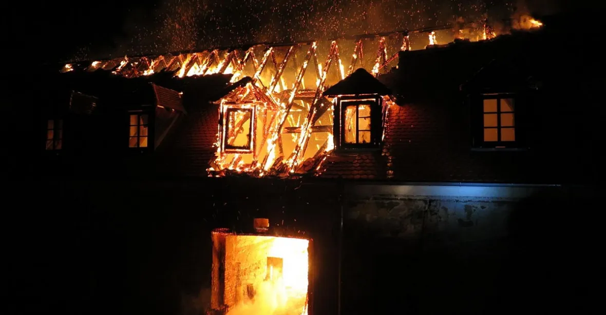 Na zámku v Plumlově hořelo. Škoda se může vyšplhat do 12 milionů Kč