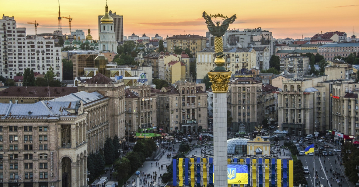 Kyjevem pochodovaly tisíce nacionalistů s pochodněmi, uctily banderovce