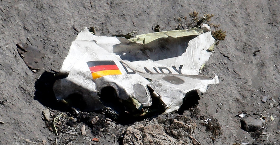 Pozůstalí po záměrné nehodě Germanwings žádají odpovědnost lékařů
