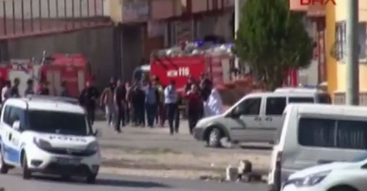 Sebevražedný bombový útok v Turecku, tři policisté nepřežili