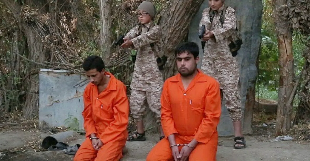 Zákeřná vražda na videu: děti z IS popravily dva zajatce