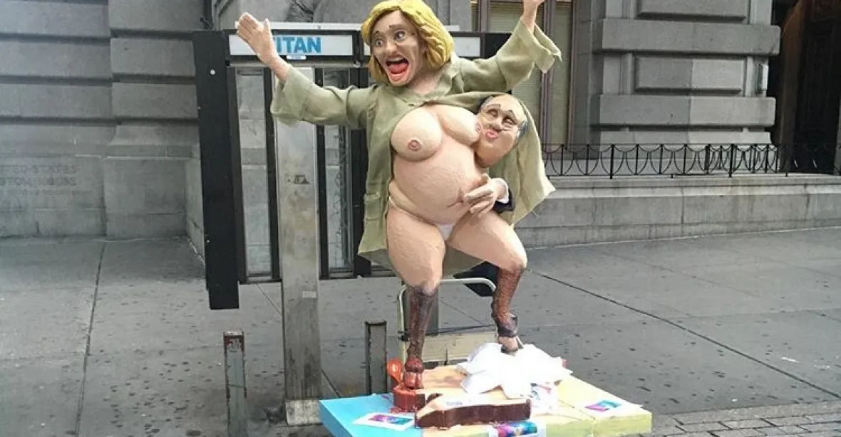 Nahá Clintonová s kopyty. Protiteroristická jednotka přikázala sochu odstranit