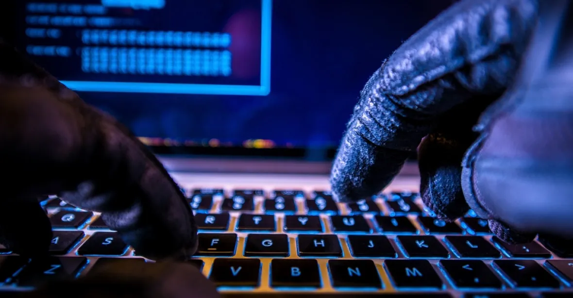Moskva se domáhá hackera, kterého dopadla pražská policie s FBI