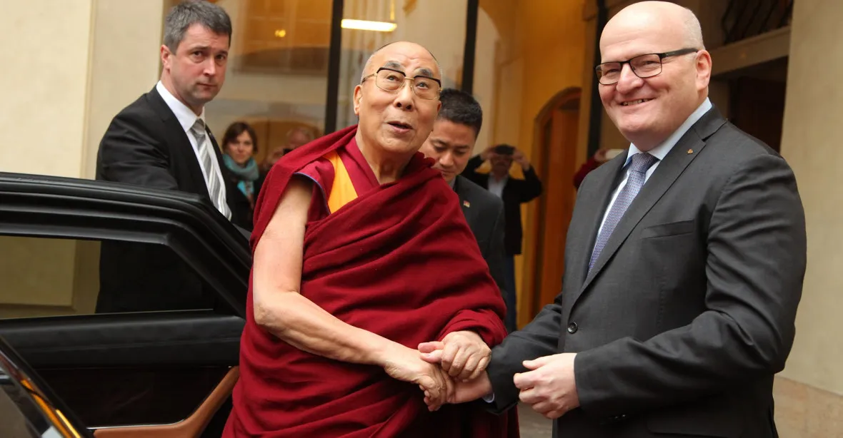 50 politiků se sešlo s dalajlamou. Osobní setkání přiznal teď i Bělobrádek