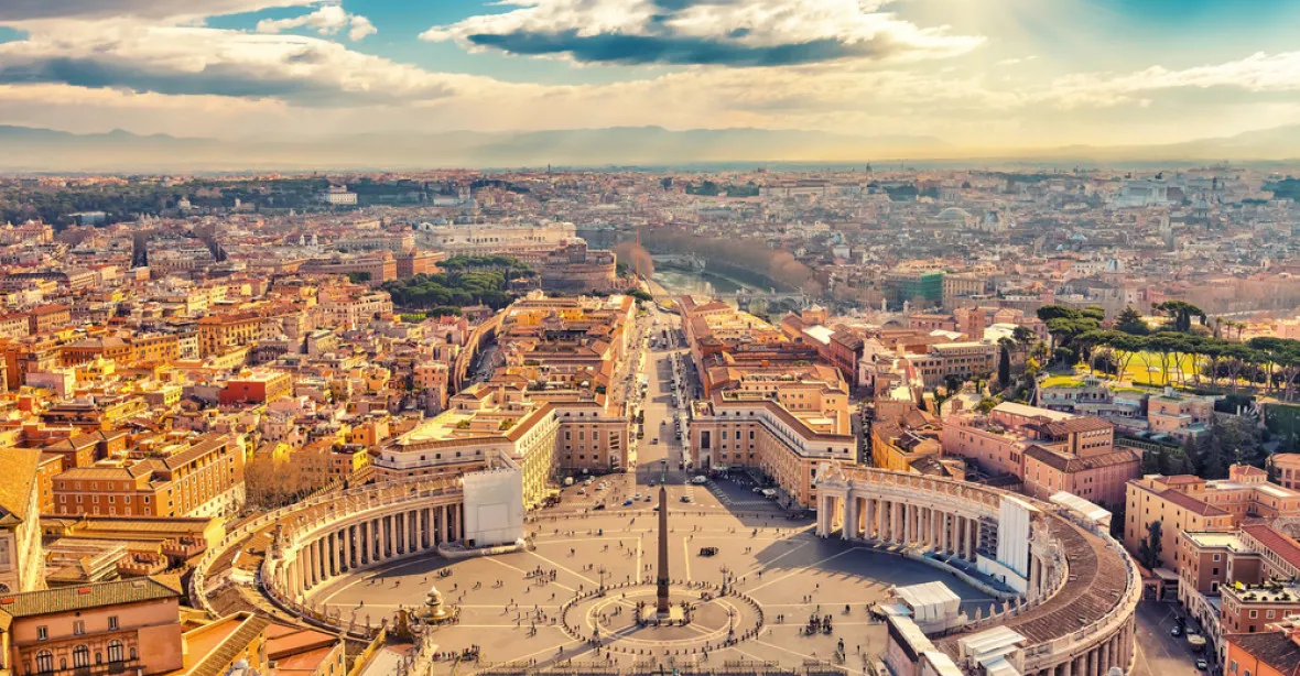 ‚Perverzní rozhodnutí.‘ Římané se bouří proti McDonaldu u Vatikánu