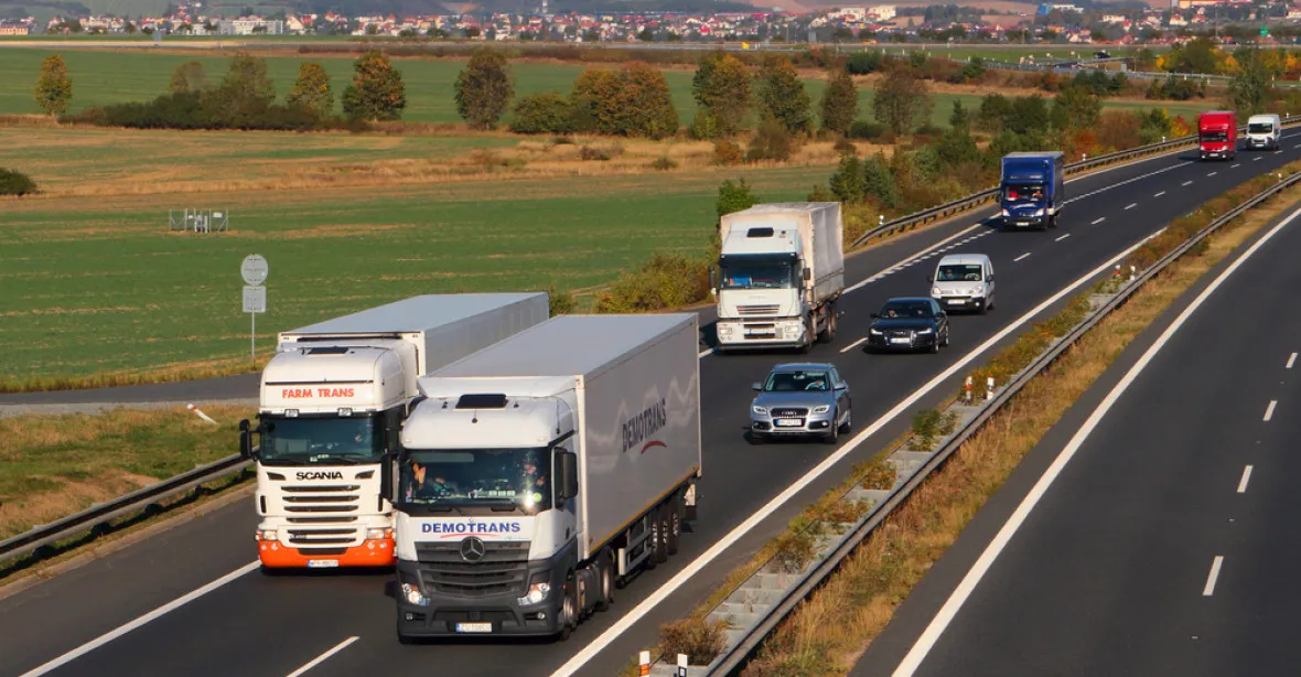 Sobotka tlačí na Evropskou komisi kvůli problémům autodopravců