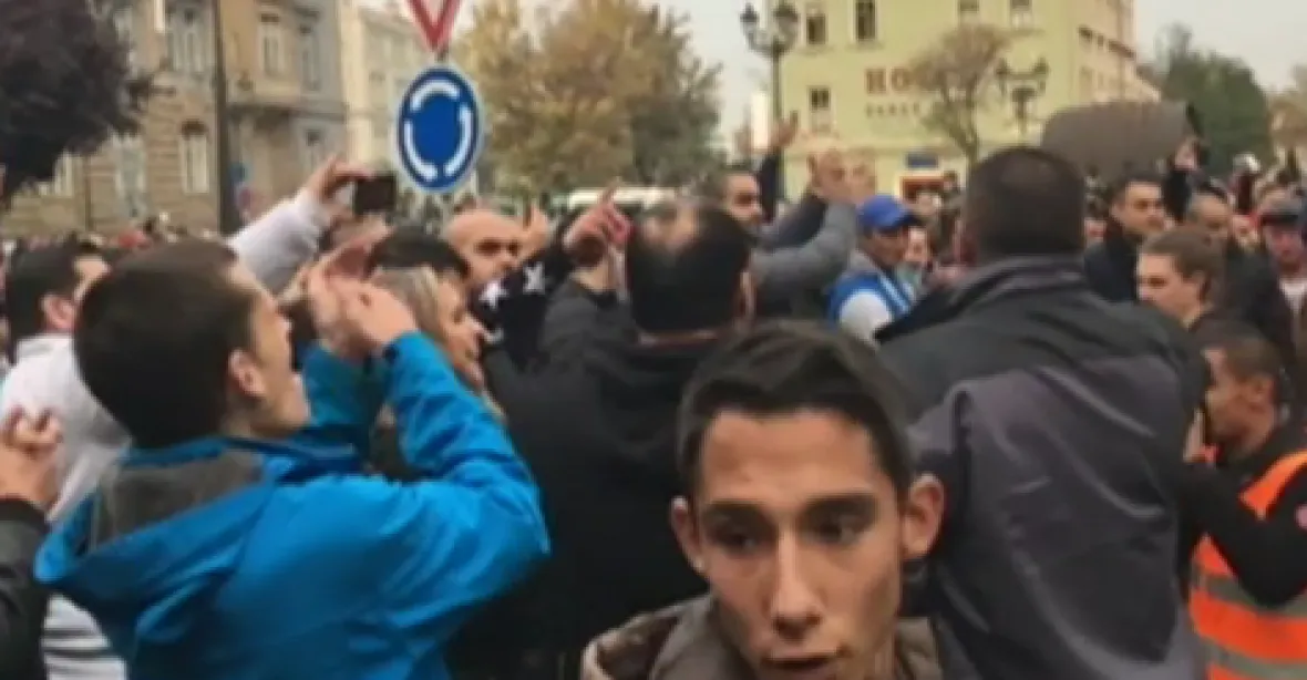 Demonstrace v Žatci kvůli úmrtí Roma, konfliktu zabránila policie