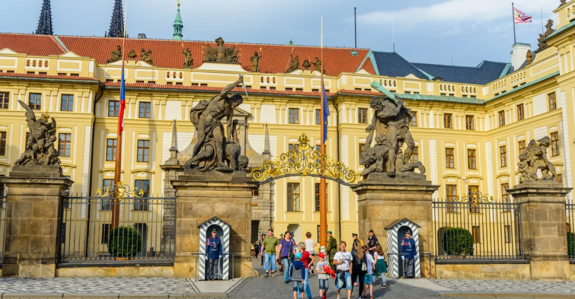 Průzkum: Polovina Čechů nesouhlasí s bojkotem oslav na Hradě