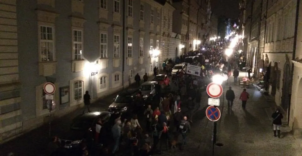 Protizemanovský 28. říjen: Stovky lidí protestovaly večer na Hradě