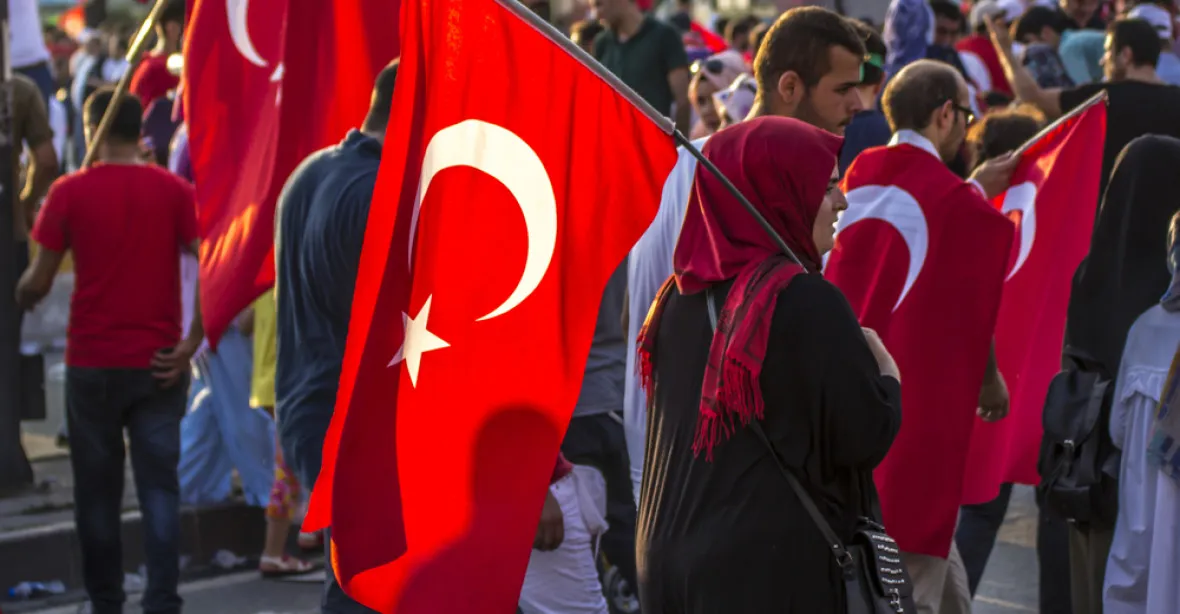 Turecko propustilo dalších 10 000 zaměstnanců a uzavřelo média