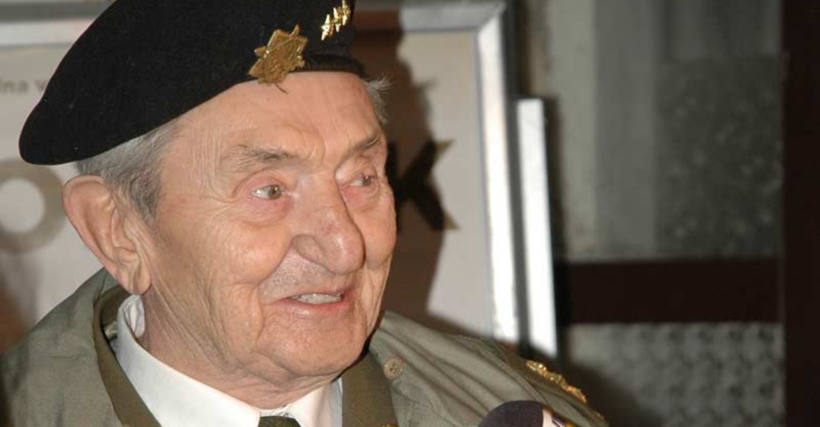 Zemřel válečný veterán Stanislav Hnělička. Poslední bojovník od Tobruku